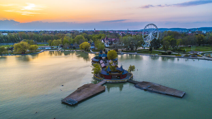 keszthely-varosi-strand-szigetfurdo-oriaskerek-csodalatosbalaton-900x506