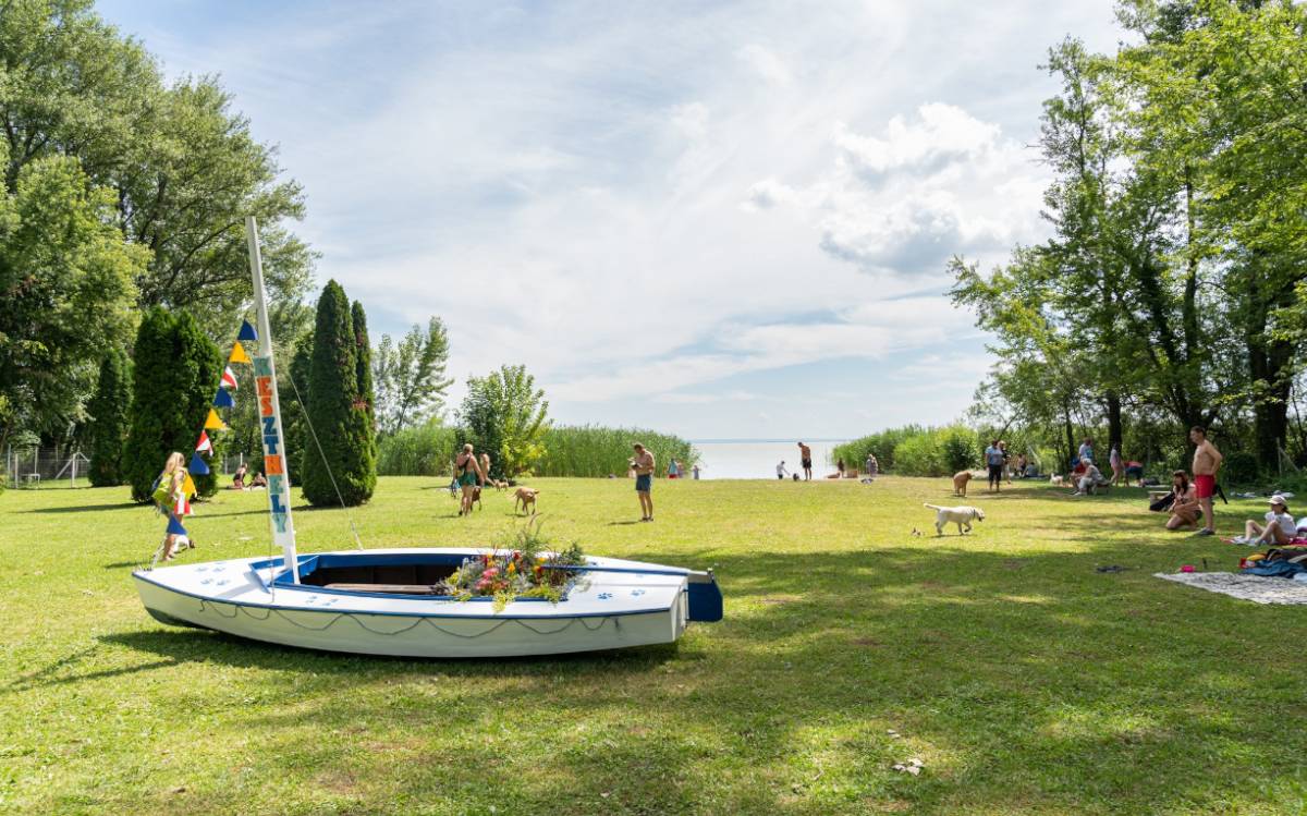 keszthelyi-kutyas-park-es-piknikkert-disz-vitorlas-hajo keszthelyi-kutyas-park-es-piknikkert-disz-vitorlas-hajo